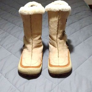 Merrell Eskimo boots size 8.